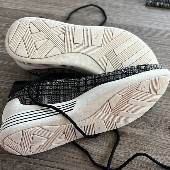 Kendall & Kylie sneakers size 7 - Picture 4 of 4